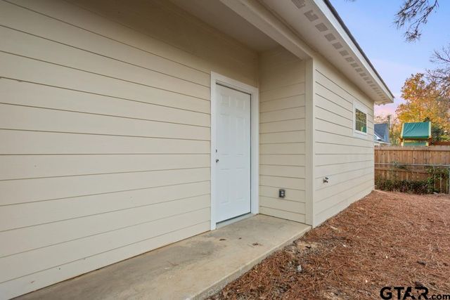 214 W Hurley Ave, Gladewater, TX 75647