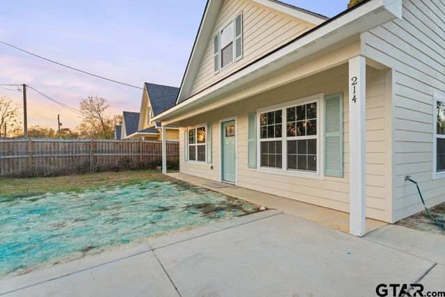 214 W Hurley Ave, Gladewater, TX 75647