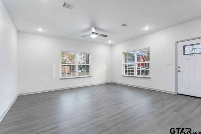 214 W Hurley Ave, Gladewater, TX 75647