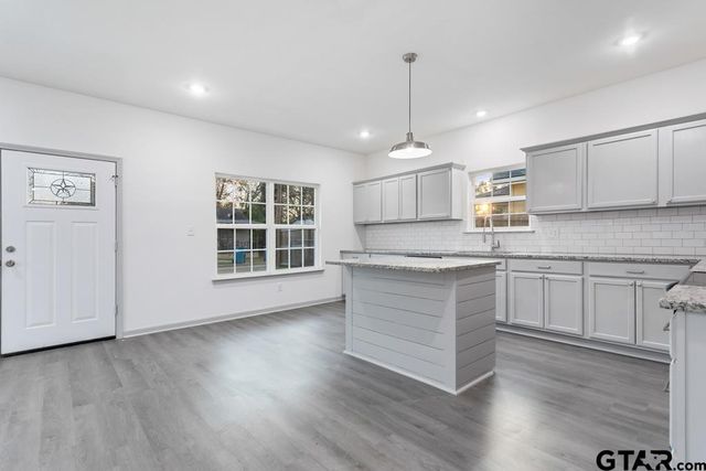 214 W Hurley Ave, Gladewater, TX 75647