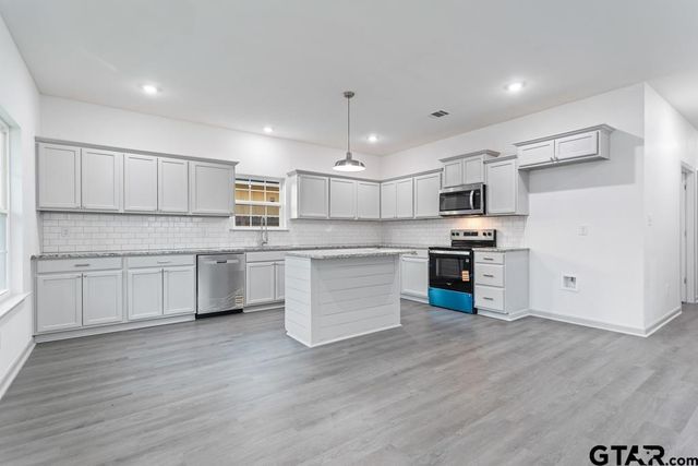 214 W Hurley Ave, Gladewater, TX 75647