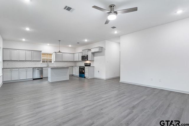 214 W Hurley Ave, Gladewater, TX 75647