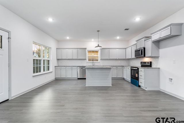 214 W Hurley Ave, Gladewater, TX 75647