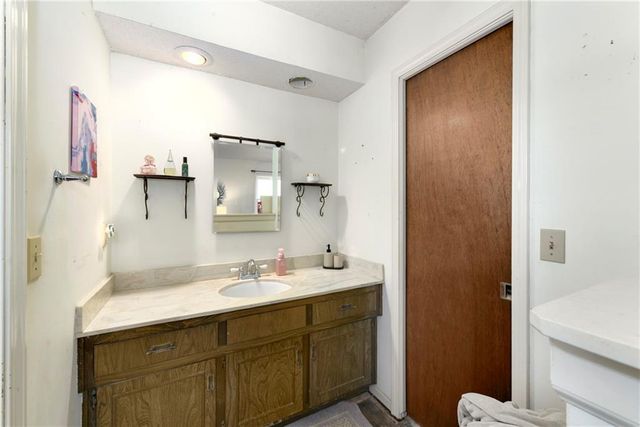 10941 Nieman Road, Overland Park, KS 66210