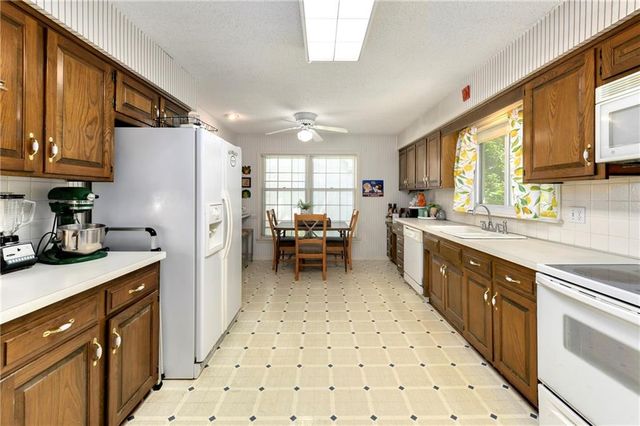 10941 Nieman Road, Overland Park, KS 66210