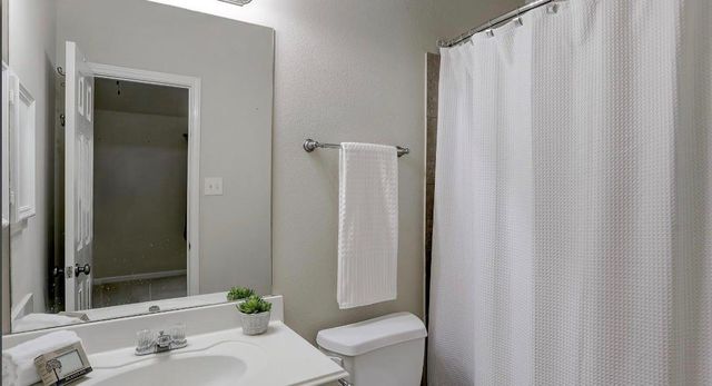 13301 Ravenlake Drive, Pearland, TX 77584