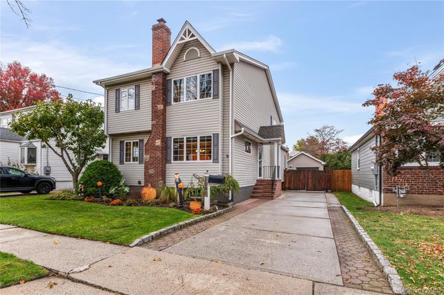 1041 N 4th Street, New Hyde Park, NY 11040