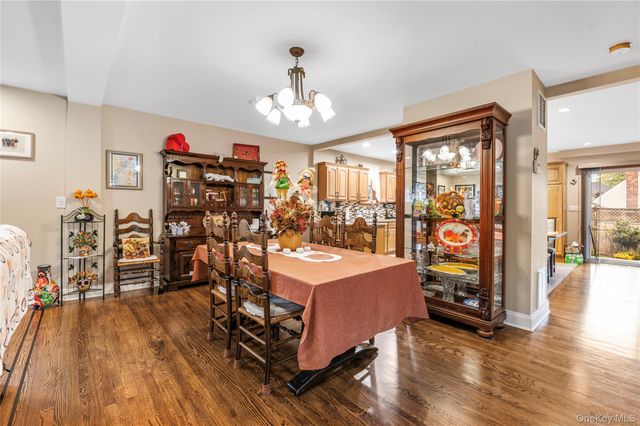 1041 N 4th Street, New Hyde Park, NY 11040