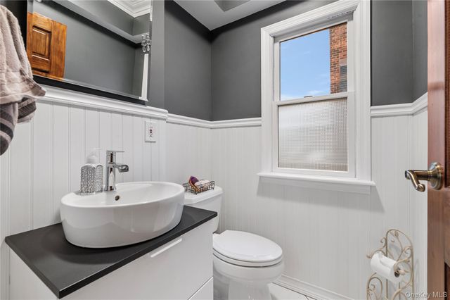 1041 N 4th Street, New Hyde Park, NY 11040