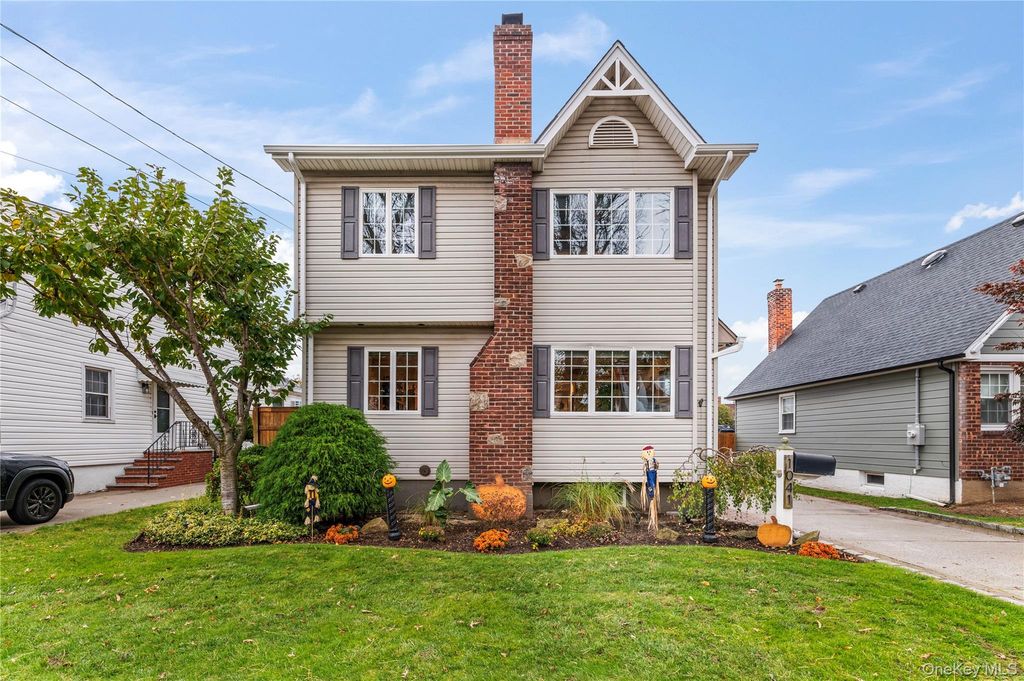 1041 N 4th Street, New Hyde Park, NY 11040