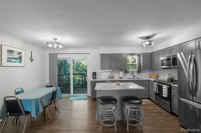 2481 S Genesee Road, Burton, MI 48519