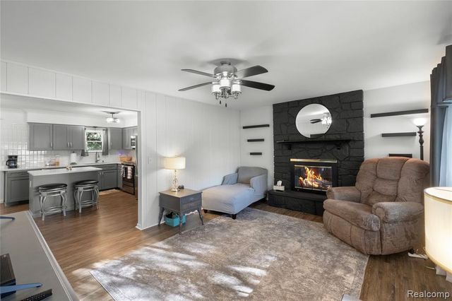 2481 S Genesee Road, Burton, MI 48519