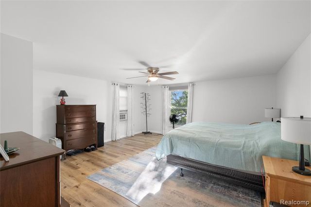 2481 S Genesee Road, Burton, MI 48519