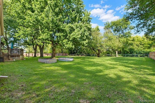 2481 S Genesee Road, Burton, MI 48519