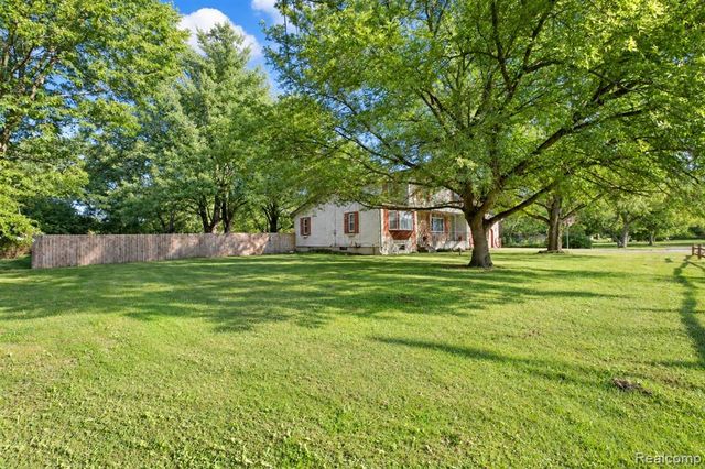 2481 S Genesee Road, Burton, MI 48519