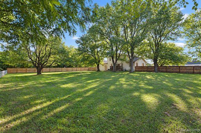 2481 S Genesee Road, Burton, MI 48519