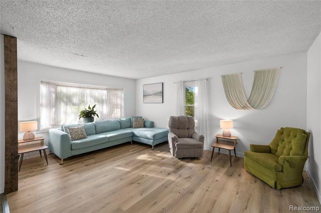2481 S Genesee Road, Burton, MI 48519
