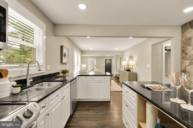 4000 ROBERTS RD, Fairfax, VA 22032