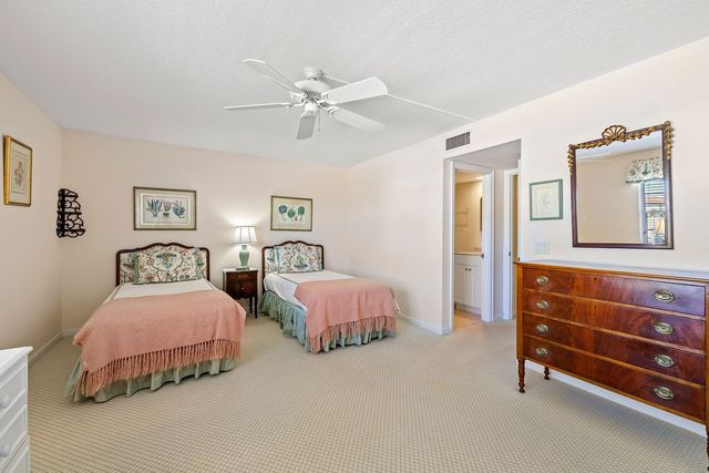 2820 Cardinal Drive 11, Vero Beach, FL 32963