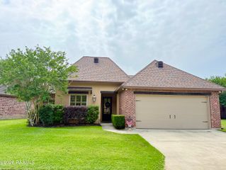 203 La Villa Circle, Youngsville, LA 70592