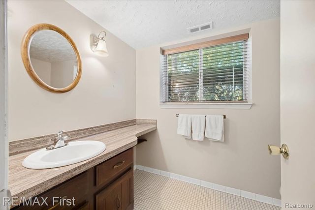 3590 Historic Drive, Troy, MI 48083