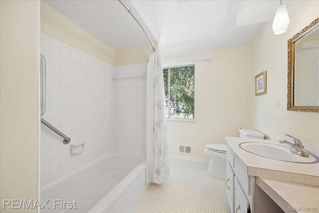3590 Historic Drive, Troy, MI 48083