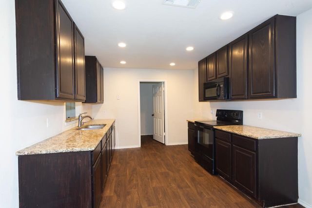 102 Quail Hollow DR, Hutto, TX 78634