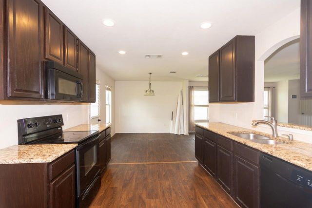 102 Quail Hollow DR, Hutto, TX 78634