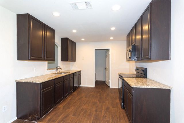 102 Quail Hollow DR, Hutto, TX 78634