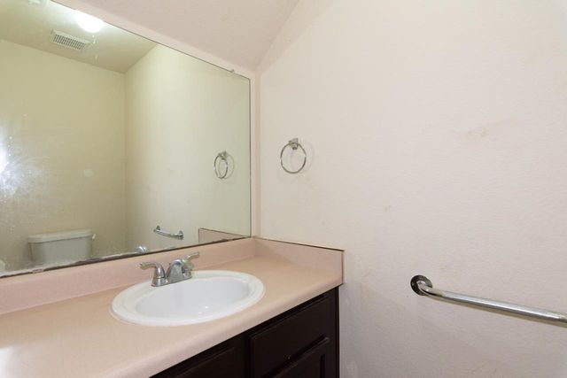 102 Quail Hollow DR, Hutto, TX 78634