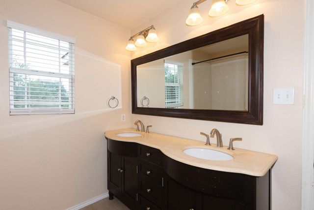 102 Quail Hollow DR, Hutto, TX 78634