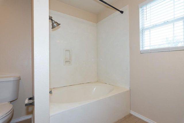 102 Quail Hollow DR, Hutto, TX 78634