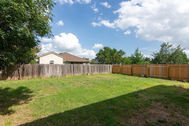 102 Quail Hollow DR, Hutto, TX 78634