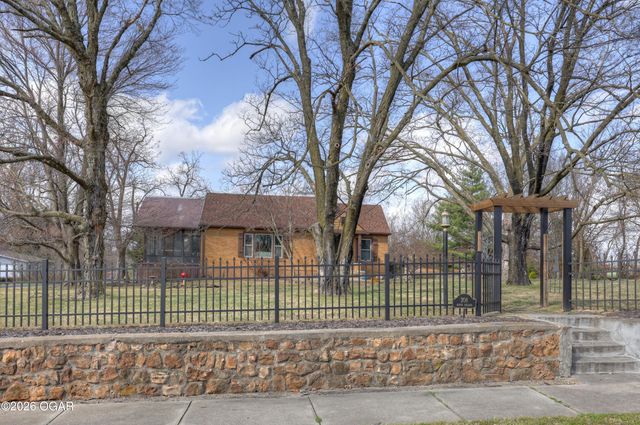 208 N College Street, Webb City, MO 64870