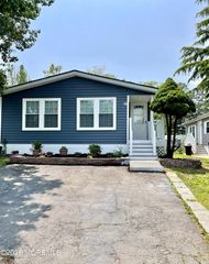 21 Forest Drive, Manalapan, NJ 07726