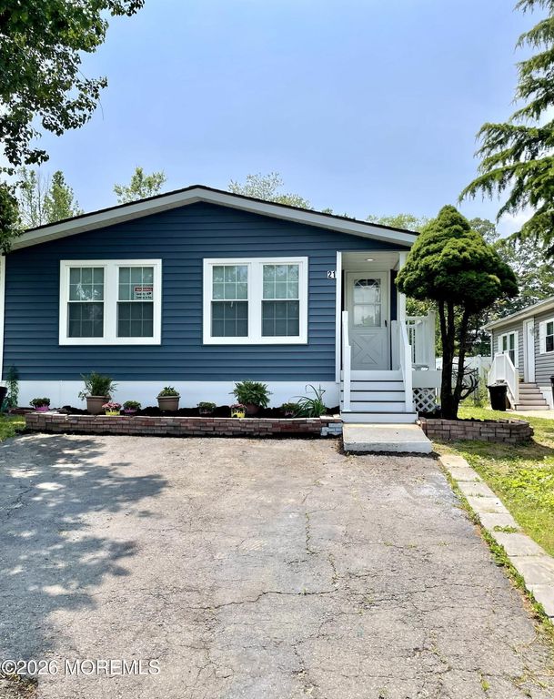 21 Forest Drive, Manalapan, NJ 07726