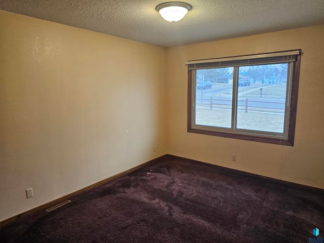 2408 S Valley View Rd Road, Sioux Falls, SD 57106