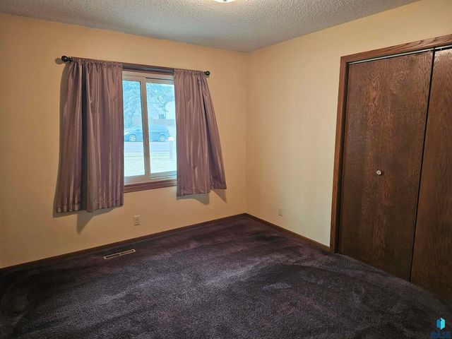 2408 S Valley View Rd Road, Sioux Falls, SD 57106