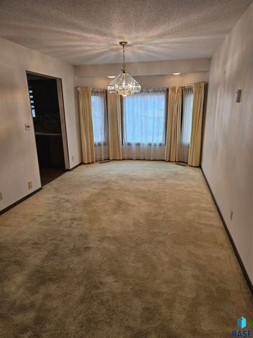 2408 S Valley View Rd Road, Sioux Falls, SD 57106