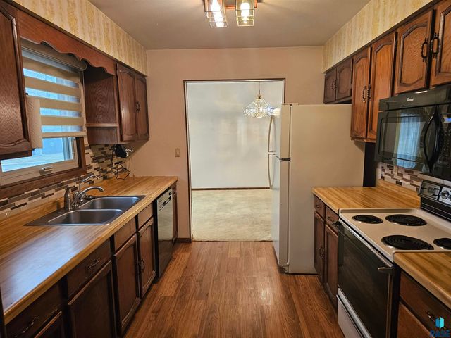 2408 S Valley View Rd Road, Sioux Falls, SD 57106