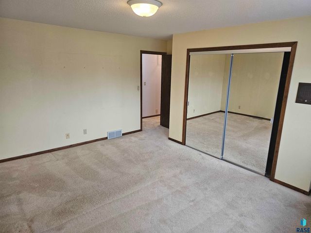 2408 S Valley View Rd Road, Sioux Falls, SD 57106