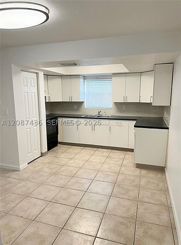7921 SW 9th St, North Lauderdale, FL 33068