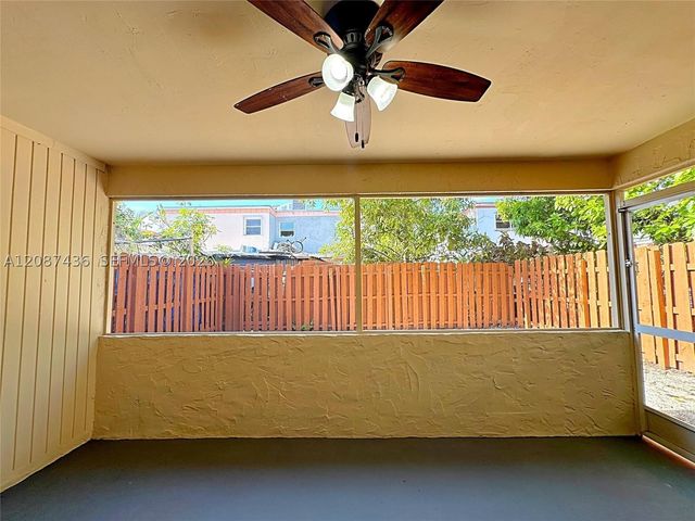 7921 SW 9th St, North Lauderdale, FL 33068