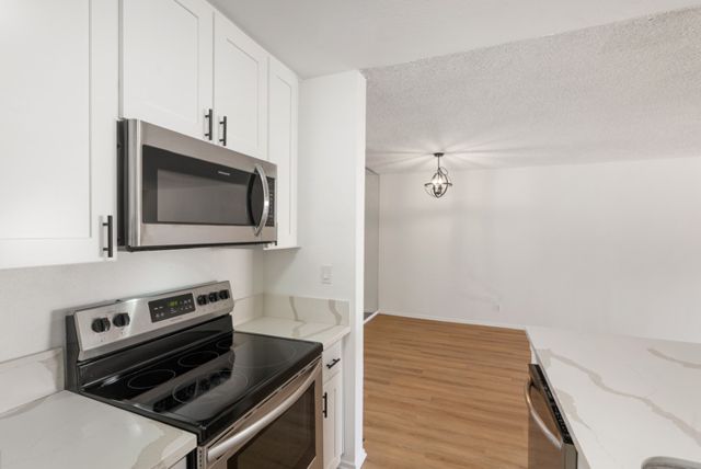 18307 Burbank Boulevard 118, Tarzana (los Angeles), CA 91356