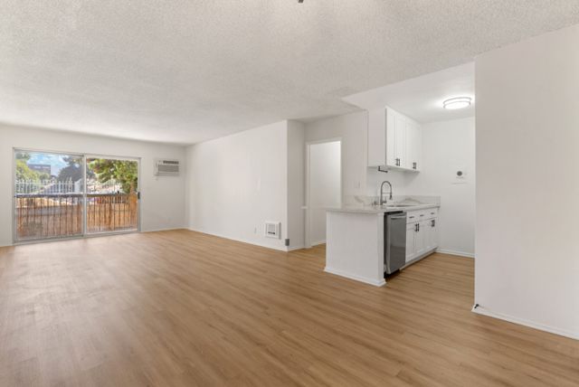 18307 Burbank Boulevard 118, Tarzana (los Angeles), CA 91356