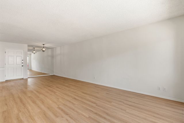 18307 Burbank Boulevard 118, Tarzana (los Angeles), CA 91356