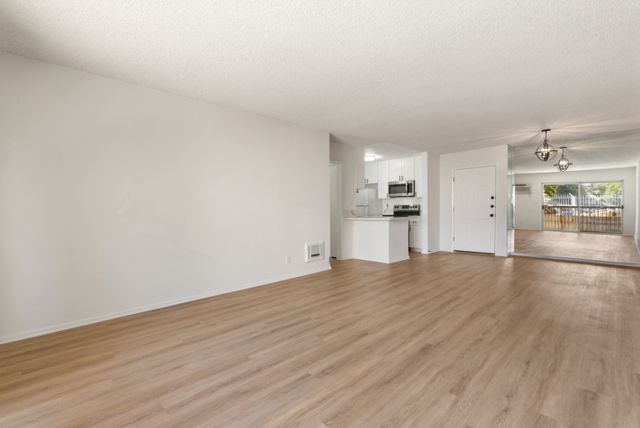 18307 Burbank Boulevard 118, Tarzana (los Angeles), CA 91356