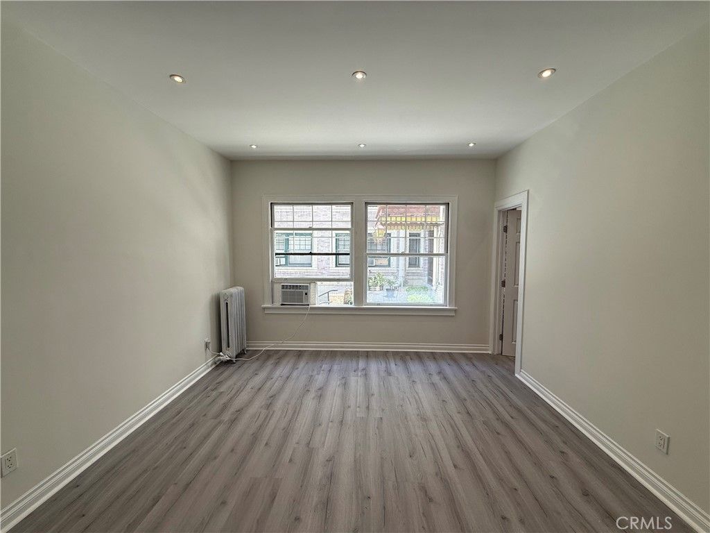 2121 James M Wood 110, Los Angeles, CA 90006 — exterior