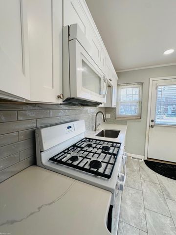 22935 Gary Ln Lane, Saint Clair Shores, MI 48080