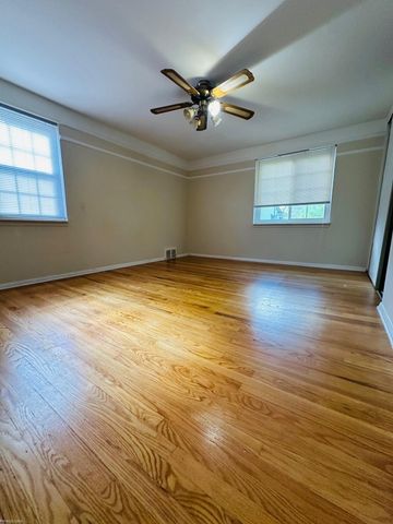 22935 Gary Ln Lane, Saint Clair Shores, MI 48080